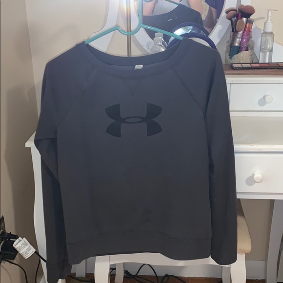 Under Armour Tops - Under Armor crew neck